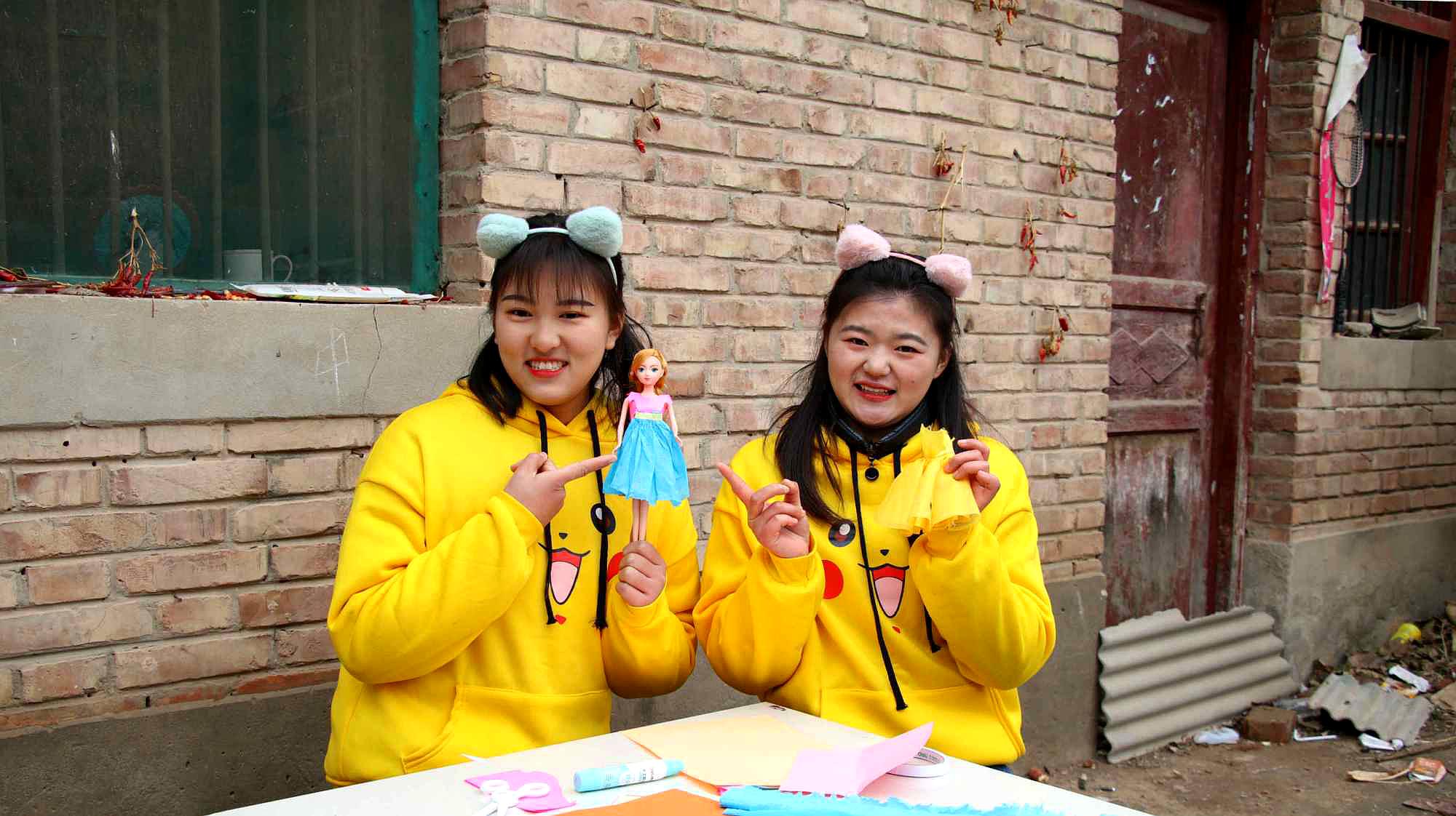 手工:小晴用彩纸给芭比娃娃做衣服,竟还有蓝色裙纱,你学会了吗