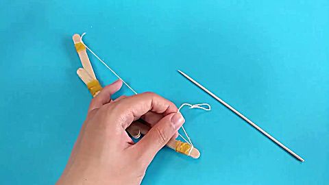 夏天到了,教你用冰棒棍,橡皮筋 自制不 伤人的儿童 玩具弓,很好玩