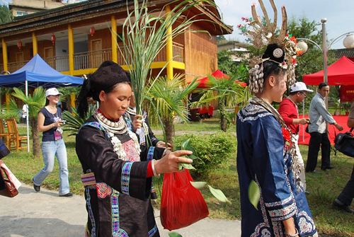 水族新娘的头饰是什么?_?