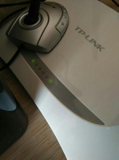 路由器貌似故障了。如图,左上的灯一直亮,右下