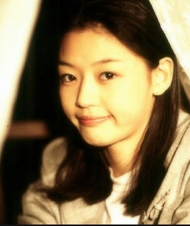 这是全智贤年轻时的照片.觉得她以前好看吗?她整容了没?