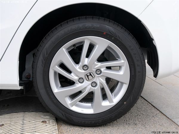 飞度原厂轮胎: 主胎: 品牌:邓禄普 花纹:enasave ec300 规格:185/60