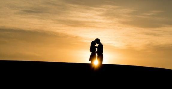 梦里寻他千百度,蓦然回首那人却在灯火阑珊处