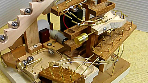 老外制造的钢珠上楼,这机械原理设计的牛不牛?