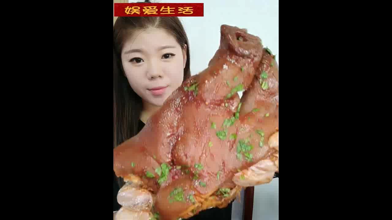 大嫂爱吃 猪头肉 抱着一个 猪头肉就啃了起来好过瘾