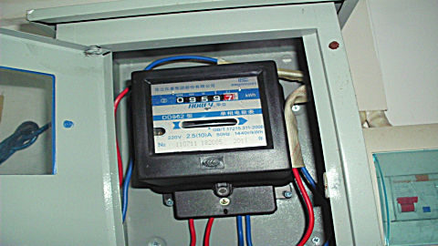 老电工道出实情,磁铁放在电表上能偷电?赶紧回家看看!