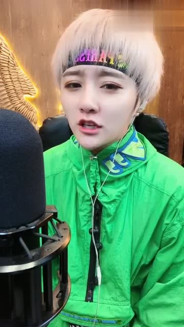 沫哥演唱腾格尔版《隐形的翅膀》,真是太逗了,学的太像了