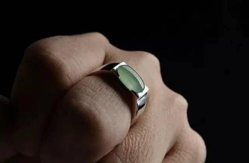 求告知男人戴什么玉吊坠好