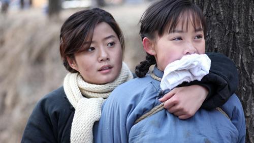 寻找欧美电影或电视剧中有绑架或捆绑女的,然后用胶布封嘴的情节的片