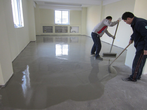 水泥表面处理剂能增大自流平水泥与地面的粘结力,防止自流平水泥的