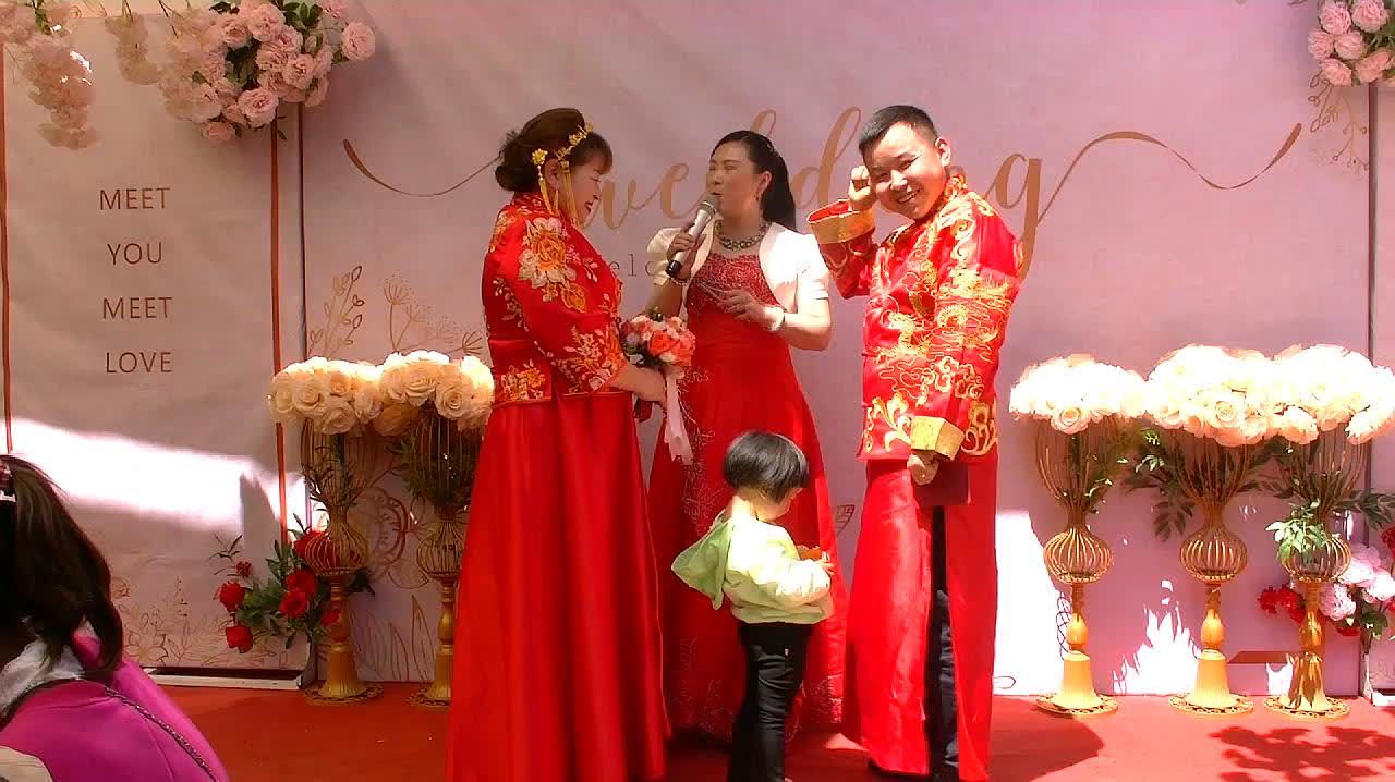 婚礼主持实拍,憨厚的新郎说誓言逗得现场开怀大笑风行上传时间:1年前