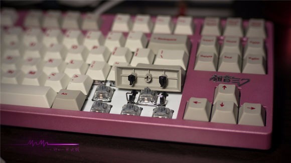 机械键盘的空格键如何拆,我见别人向一个方向