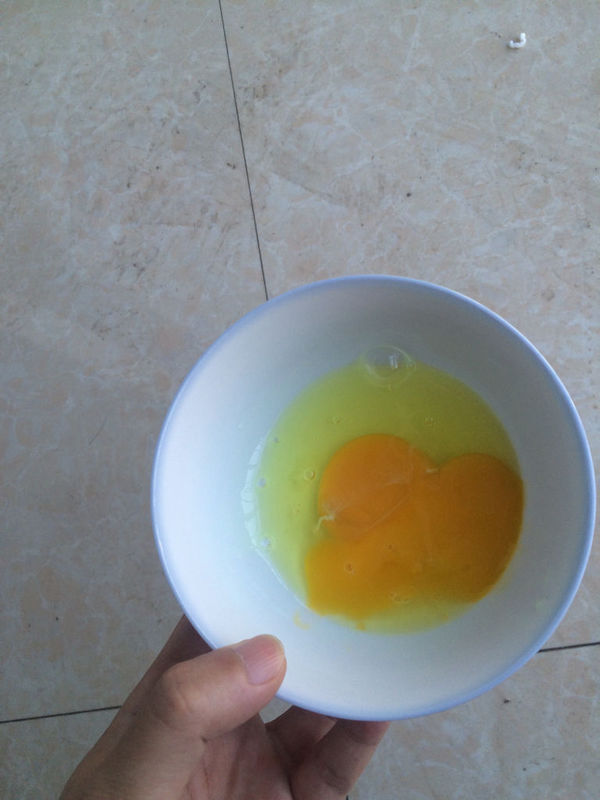 打了两个鸡蛋,其中一个蛋清颜色不正常,为荧光绿色,比照片还要绿一些