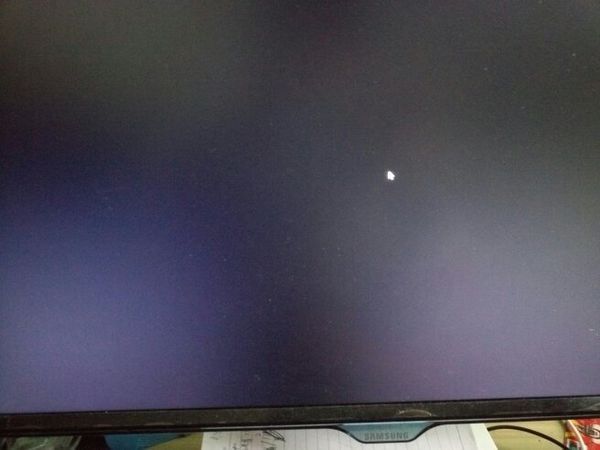 电脑开启只有黑屏只有鼠标箭头 怎么办了 求大