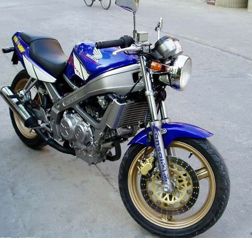 是本田的vt250   82年开始生产, v缸水冷,不同的年份间35匹到40匹的