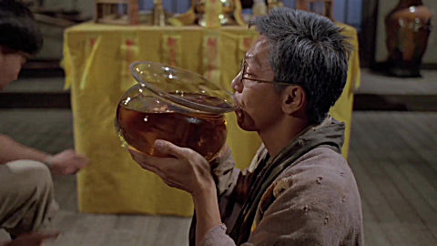  b>陈友 /b>道士解除妖术控制,直接喝掉好几升的油,肚子都喝大了