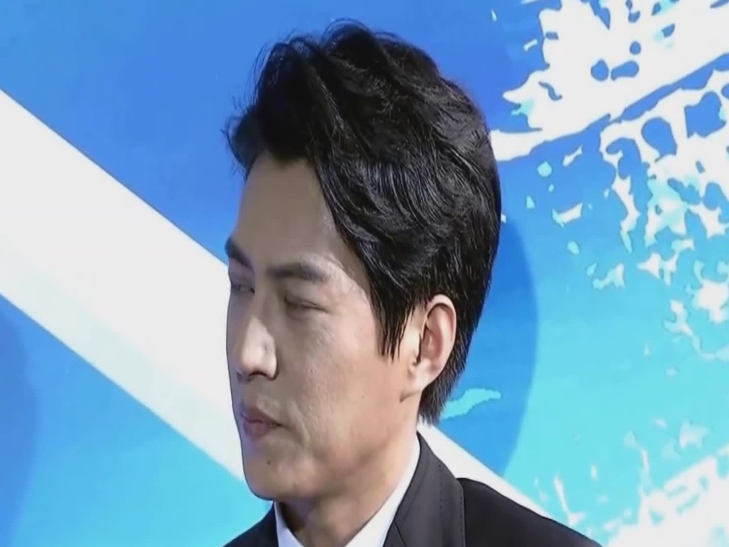 靳東妻子生二胎後首亮相 聚會燦笑心情好