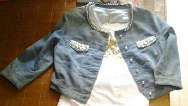 这件牛仔短外套配什么衣服裤子鞋子才不土了?