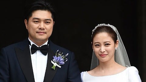 韩星朴喜本结婚嫁导演 勾手甜蜜喜上眉梢