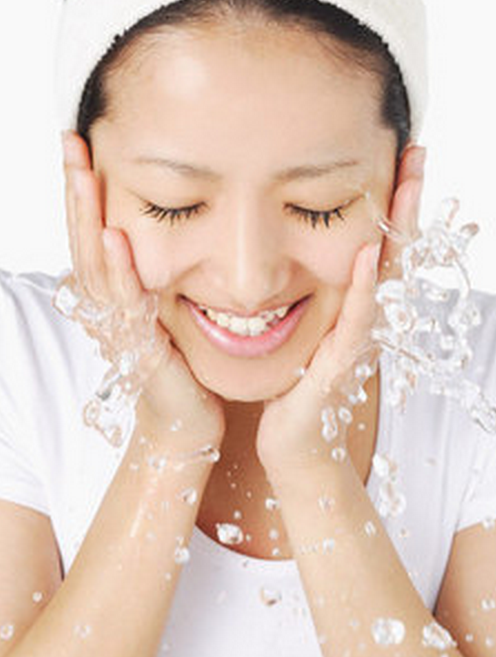 为什么脸上会有好多黑头?\/