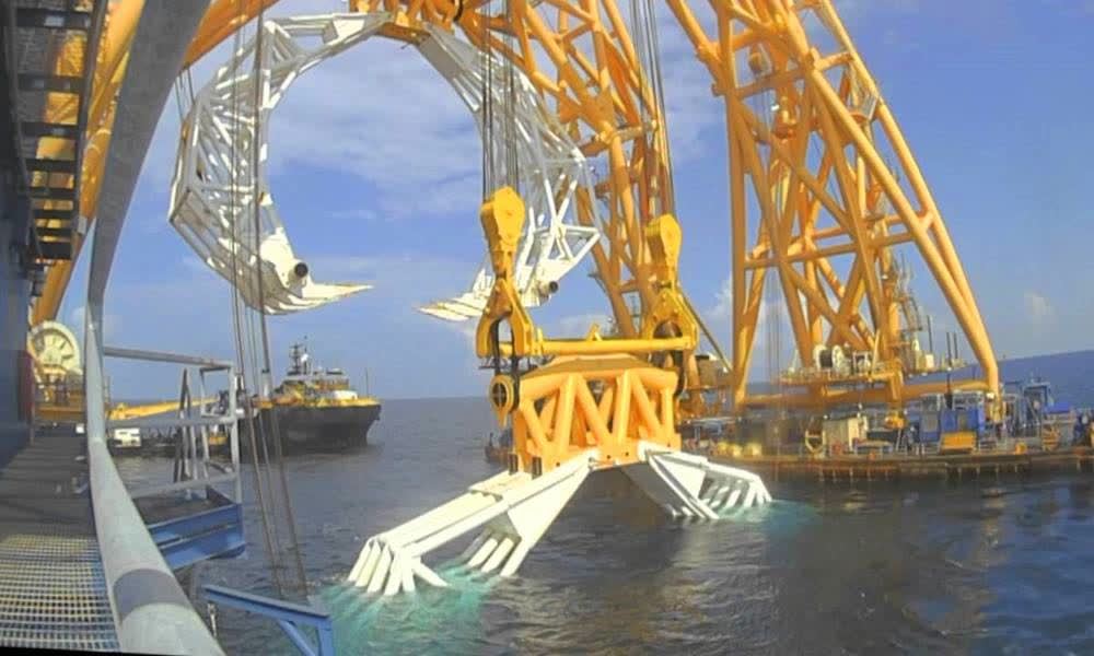 海上巨无霸打捞船,大爪子直接抓起海底沉船,太厉害了!