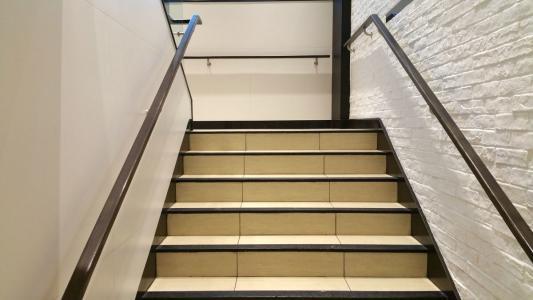 石楼梯踏步的侧板是整块的,就是三角形带上脚线的那种怎么做,就是怎么