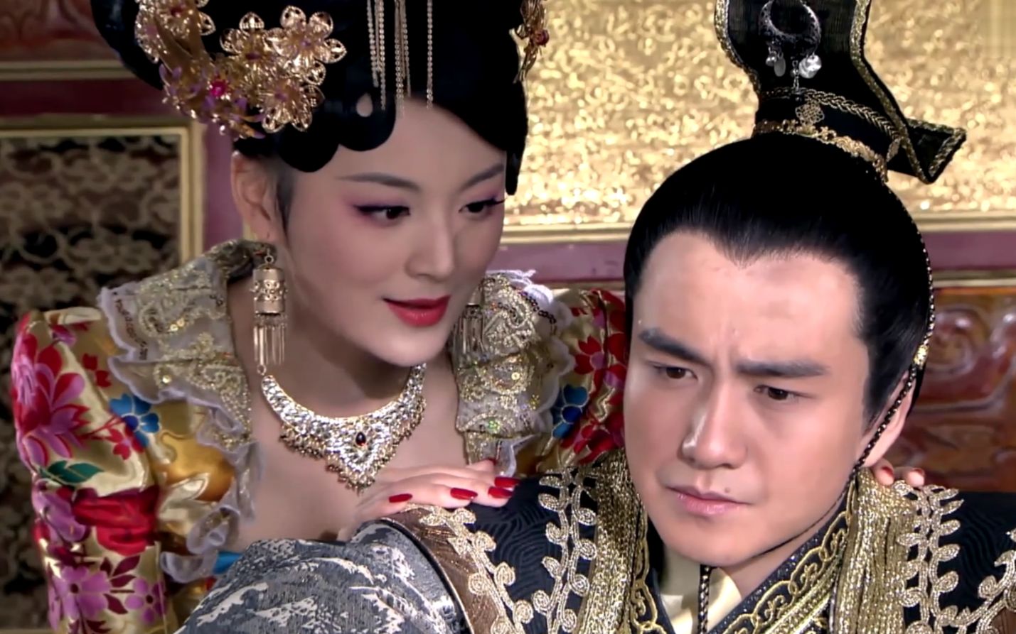  b>荒唐皇帝 /b>让爱妃赤裸躺桌上,供大臣排队欣赏,后产生一成语!