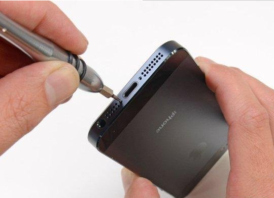 苹果5S换电池后盖怎么打开?