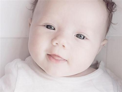 十个月的宝宝吃完奶就吐怎么回事