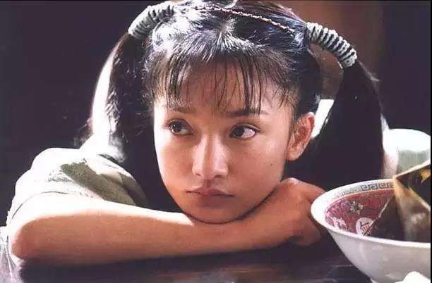 1991年,因出演谢铁骊导演的电影《古墓荒斋》而走入影坛.