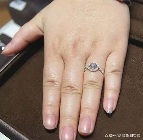 手指有些短胖的女生,适合戴宽戒指还是窄戒指?