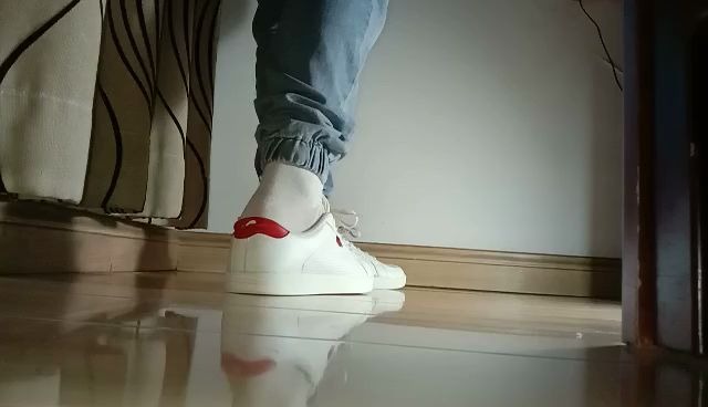 白袜帅哥秀白袜和鞋