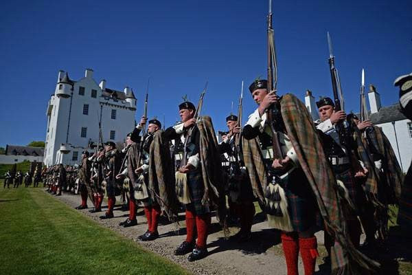 英国女王的苏格兰卫兵,为什么穿裙子?