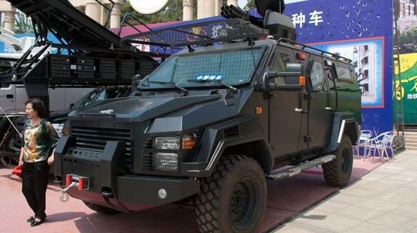 电视剧特警力量里的装甲车是什么车