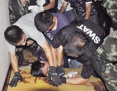 持刀挟持女友弟弟是什么原因造成的?