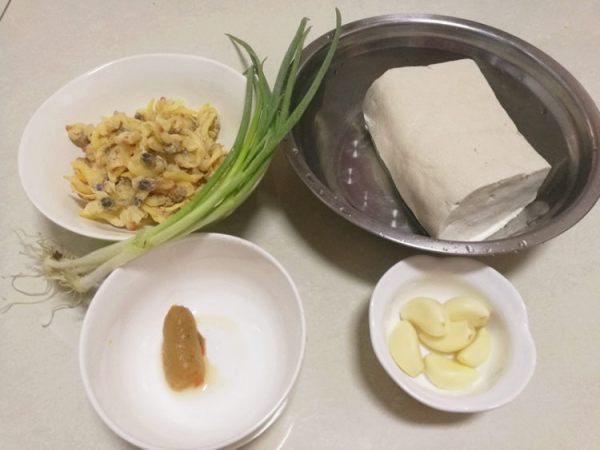 2,豆腐切块,姜切片,葱切碎,蚬子干清洗干净