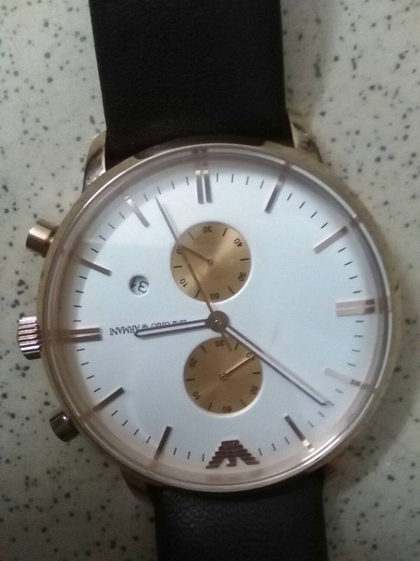 帮我看下这阿玛尼手表是真假 朋友从香港寄过