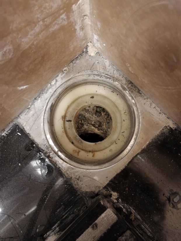 请教各位大神,我家的地漏我下水管道没有对齐,详见图片,这个要怎么