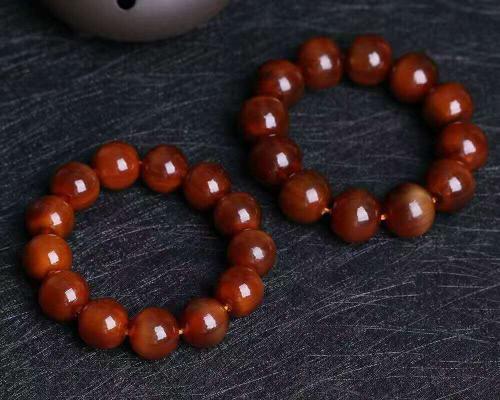 山龟壳手串有荧光反应么,怎么分辨真假