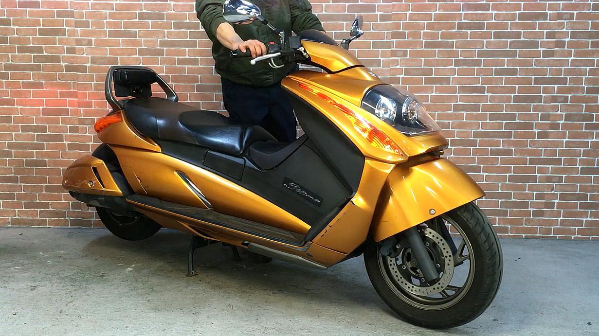 一般人没见过,铃木踏板车" 太空船",排量250cc,感觉如何?