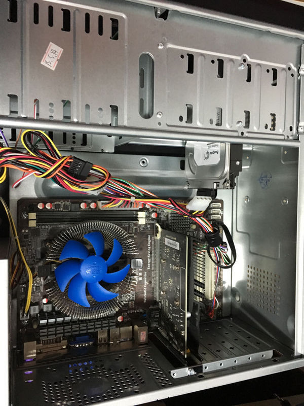 电脑开机后显示器无信号输入