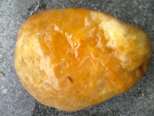 河里捡到一块金黄色的石头很好看 不知道是什么石头 去古玩店里问他们