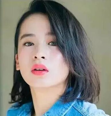 二八侧分lob发型 二八侧分翻起的刘海显得很有个性和立体感,同时