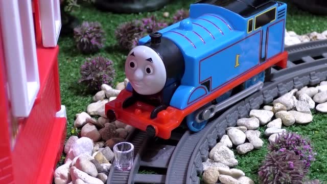 小绿人用一架蓝色 钢琴为 托马斯做了他想要的奶昔