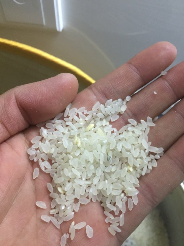 我家大米放在袋子变黄了,怎么回事?