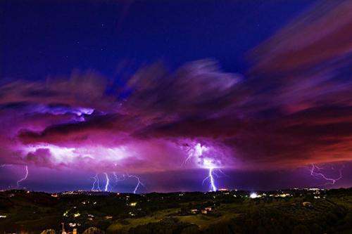 意大利为何会出现城市般大的红色幽灵闪电?