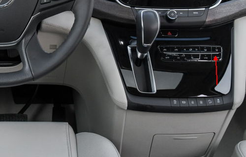 五,按下上汽通用别克gl8位于中控台下方的投影开关就开启了投影系统.