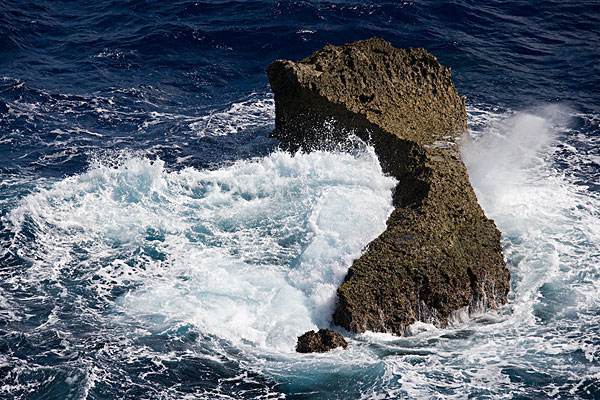 马里亚纳海沟有1万多米之深,那一万多米处的水温是多少?