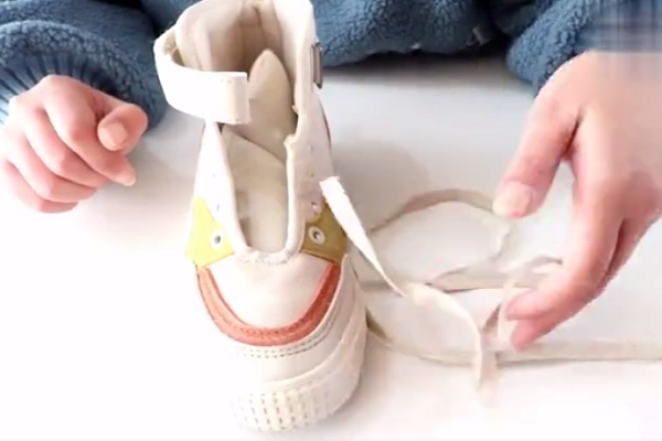 怎样学会系爱心型鞋带?