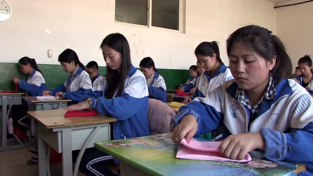 围场职教中心旅游服务与管理专业学生实训之餐巾折花